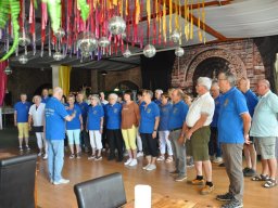 Singen als Dank für Gastfreundschaft